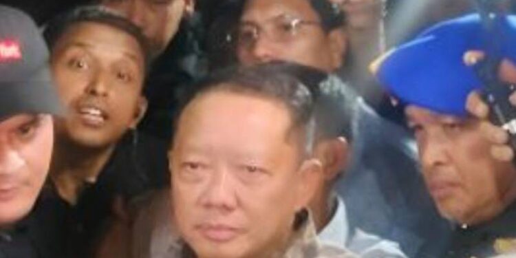 Mantan Jaksa Agung Muda Bidang Tindak Pidana Khusus (Jampidsus) Febrie Adriansyah (tengah) berjalan menuju mobil tahanan di Gedung Utama Kejaksaan Agung, Jakarta, Jumat (24/7/2026). ANTARA/Nadia Putri Rahmani