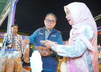 Kepala Perwakilan Bank Indonesia (BI) Gorontalo memperkenalkan produk UMKM pada pelaksanaan Bahagia QRISFest di GOR David Toni Limboto, Kabupaten Gorontalo