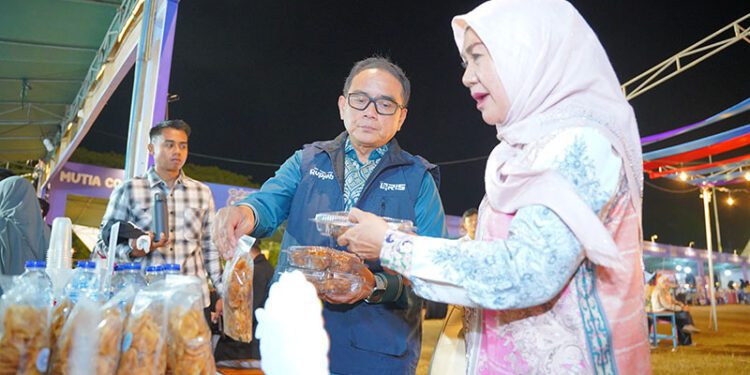 Kepala Perwakilan Bank Indonesia (BI) Gorontalo memperkenalkan produk UMKM pada pelaksanaan Bahagia QRISFest di GOR David Toni Limboto, Kabupaten Gorontalo