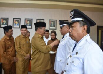 Bupati Boalemo, Rum Pagau, saat melantik dua kepala desa, Selasa (21/07/2026) (Prokopim Boalemo)
