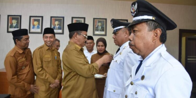 Bupati Boalemo, Rum Pagau, saat melantik dua kepala desa, Selasa (21/07/2026) (Prokopim Boalemo)