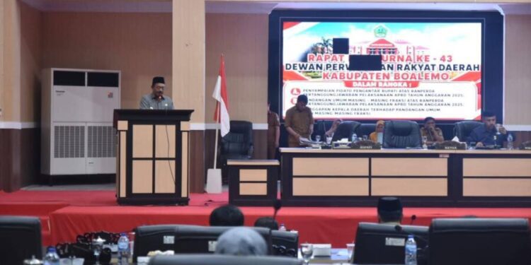 Bupati Boalemo, Rum Pagau, memberikan sambutan Ranperda APBD 2025. (Prokopim Boalemo)