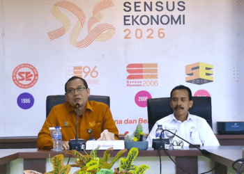 Kepala BPS Provinsi Gorontalo, Agus Sudibyo (kiri) bersama Asisten II Setda Provinsi Gorontalo, Jamal Nganro (kanan), menyampaikan perkembangan terkini inflasi Gorontalo 2026