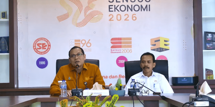 Kepala BPS Provinsi Gorontalo, Agus Sudibyo (kiri) bersama Asisten II Setda Provinsi Gorontalo, Jamal Nganro (kanan), menyampaikan perkembangan terkini inflasi Gorontalo 2026