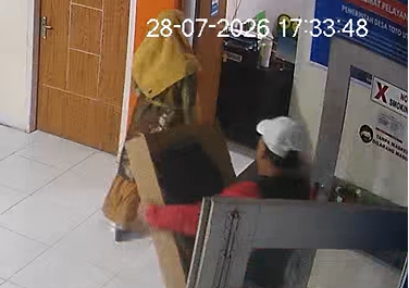 Tangkapan layar dari video saat Kepala Desa Toto Utara nonaktif, Ramla Djafar, bersama suaminya memasuki Kantor Desa Toto Utara sambil membawa satu unit komputer dan satu unit laptop, Selasa (28/7/2026)