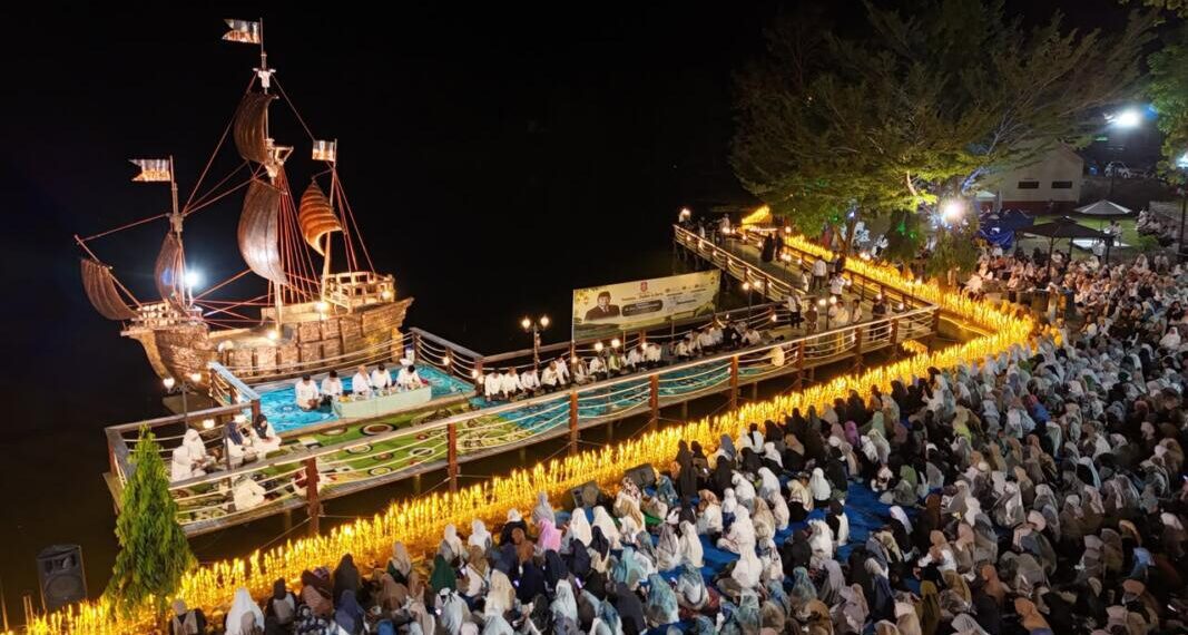 Ratusan warga berkumpul di kawasan Danau Perintis, Suwawa, Kamis (16/7/2026). untuk memanjatkan doa-doa untuk mengenang sosok Rachmat Gobel. (Foto Adit/Prokopim)