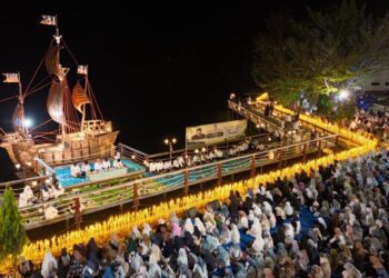 Ratusan warga berkumpul di kawasan Danau Perintis, Suwawa, Kamis (16/7/2026). untuk memanjatkan doa-doa untuk mengenang sosok Rachmat Gobel. (Foto Adit/Prokopim)