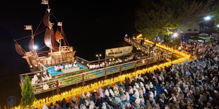 Ratusan warga berkumpul di kawasan Danau Perintis, Suwawa, Kamis (16/7/2026). untuk memanjatkan doa-doa untuk mengenang sosok Rachmat Gobel. (Foto Adit/Prokopim)
