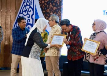 Bupati Jember Muhammad fawait saat menerima penghargaan dari kabar terdepan dan lingkar Daerah Belajar
