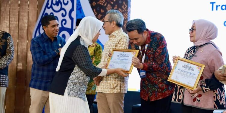 Bupati Jember Muhammad fawait saat menerima penghargaan dari kabar terdepan dan lingkar Daerah Belajar