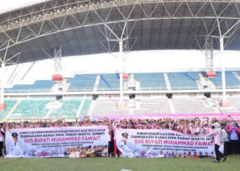 Bupati Jember Gus Fawait bersama PPPK Se - Kabupaten Jember di Stadion Jember Sport Garden