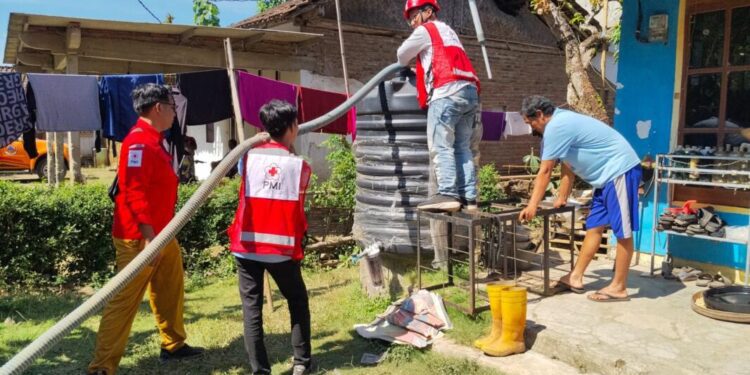 BPBD Jember turun Langung pada tempat yang terdampak kekeringan di Kabupaten Jember