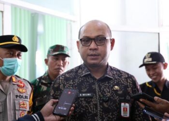 Ahmad Helmi Luqman anggota Satgas MBG saat memantau korban keracunan MBG di Bangsalsari Jember