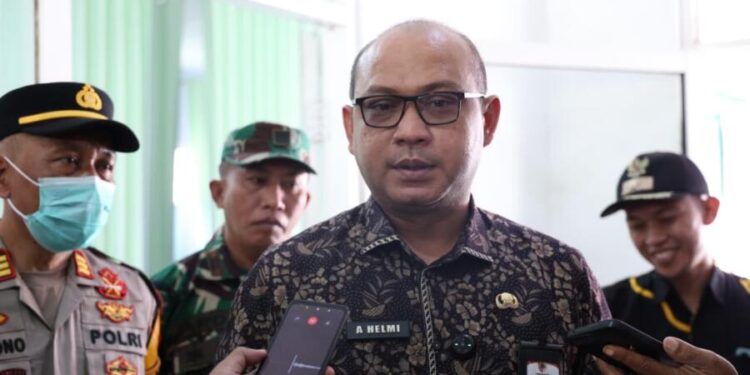 Ahmad Helmi Luqman anggota Satgas MBG saat memantau korban keracunan MBG di Bangsalsari Jember