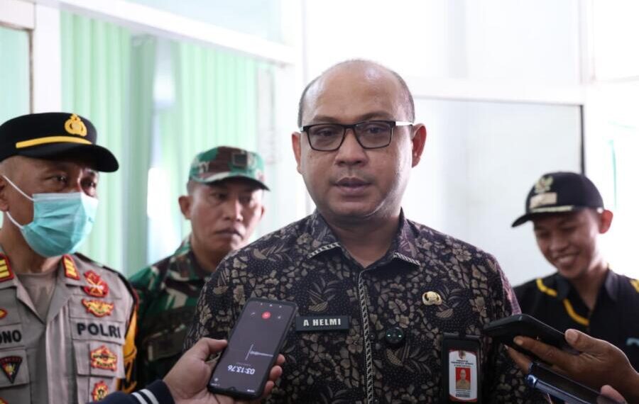 Ahmad Helmi Luqman anggota Satgas MBG saat memantau korban keracunan MBG di Bangsalsari Jember
