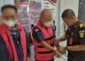 Tersangka RI selaku KPA dan DZA selaku pelaksana proyek saat diborgol aparat Kejari Bone Bolango.(F. Istimewa)