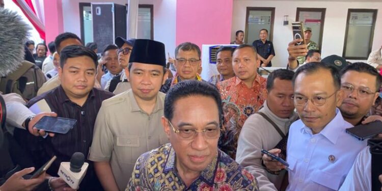 Wakil Menteri Kesehatan RI saat di wawancarai media pada Jumat (24/7/2026).