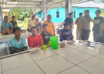 Tiga warga Maluku Utara setelah dievakuasi usai terombang ambing di laut lepas.(F. Istimewa)