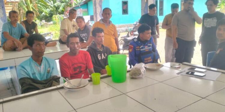 Tiga warga Maluku Utara setelah dievakuasi usai terombang ambing di laut lepas.(F. Istimewa)