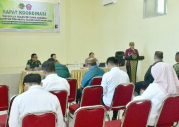 Bupati Pohuwato, Saipul Mbuinga, memberikan sambutan rapat koordinasi tim GTRA tahun, Kamis (30/07/2026) (Iwan Karim Prokopim Pohuwato)