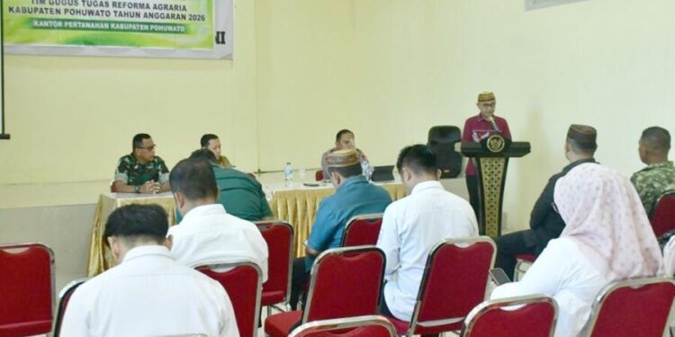 Bupati Pohuwato, Saipul Mbuinga, memberikan sambutan rapat koordinasi tim GTRA tahun, Kamis (30/07/2026) (Iwan Karim Prokopim Pohuwato)