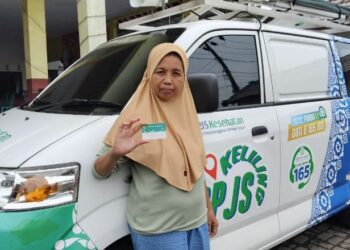 Untit Setiawati menunjukkan kartu kepesertaan BPJS Kesehatan. (Foto: Dok/Humas BPJS Kesehatan Cabang Jember)