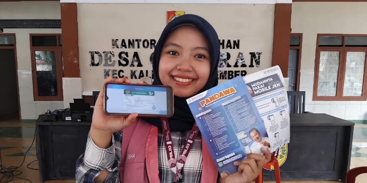Dhia Silmi Danisha menunjukkan layanan Mobile JKN. (Foto: Dok/Humas BPJS Kesehatan Cabang Jember)