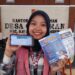 Dhia Silmi Danisha menunjukkan layanan Mobile JKN. (Foto: Dok/Humas BPJS Kesehatan Cabang Jember)