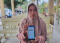 Elok Afifah menunjukkan program REHAB 3.0. (Foto: Dok/Humas BPJS Kesehatan Cabang Jember)