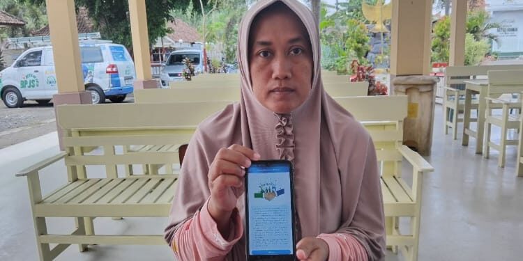 Elok Afifah menunjukkan program REHAB 3.0. (Foto: Dok/Humas BPJS Kesehatan Cabang Jember)
