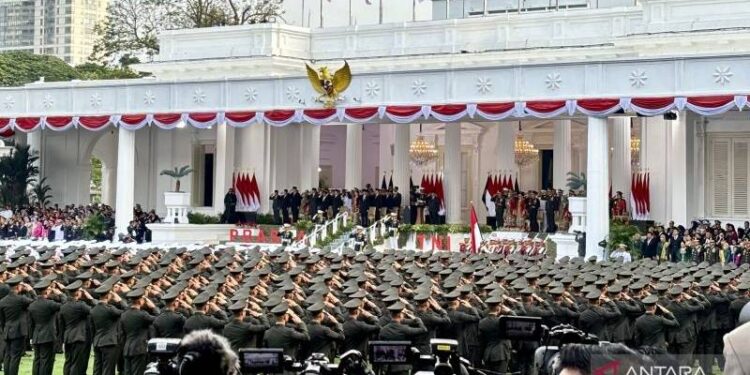 Presiden Prabowo Subianto melantik 1.177 perwira TNI dan Polri dalam prosesi upacara Prasetya Perwira (Praspa) Tahun 2026 di pelataran Istana Merdeka, Jakarta, Rabu (22/7/2026). ANTARA/Genta Tenri Mawangi.