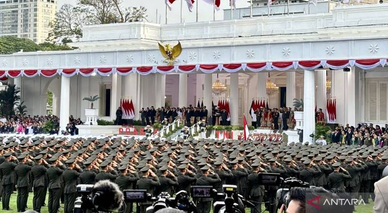 Presiden Prabowo Subianto melantik 1.177 perwira TNI dan Polri dalam prosesi upacara Prasetya Perwira (Praspa) Tahun 2026 di pelataran Istana Merdeka, Jakarta, Rabu (22/7/2026). ANTARA/Genta Tenri Mawangi.