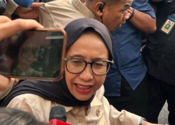 Kepala Badan Gizi Nasional (BGN) Nanik Sudaryati Deyang (tengah) berjalan saat tiba untuk melakukan audiensi di Gedung Merah Putih KPK, Jakarta, Selasa (7/7/2026). KPK menerima audiensi Badan Gizi Nasional yang membahas pengawasan dan pencegahan korupsi dalam pelaksanaan program Makan Bergizi Gratis (MBG). ANTARA FOTO/Reno Esnir/sth/tom. (ANTARA FOTO/RENO ESNIR)