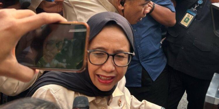 Kepala Badan Gizi Nasional (BGN) Nanik Sudaryati Deyang (tengah) berjalan saat tiba untuk melakukan audiensi di Gedung Merah Putih KPK, Jakarta, Selasa (7/7/2026). KPK menerima audiensi Badan Gizi Nasional yang membahas pengawasan dan pencegahan korupsi dalam pelaksanaan program Makan Bergizi Gratis (MBG). ANTARA FOTO/Reno Esnir/sth/tom. (ANTARA FOTO/RENO ESNIR)