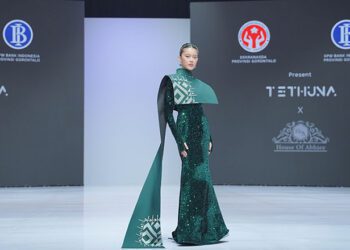 Model memperagakan salah satu koleksi Karawo rancangan Tethuna dan House of Abhiee pada ajang Indonesia Fashion Week (IFW) 2026 di Jakarta International Convention Center (JICC), Rabu (29/7). Koleksi bertema Karawologi tersebut mengangkat keindahan sulaman khas Gorontalo dalam balutan desain modern. (Foto: Putra/Humas BI Gorontalo)