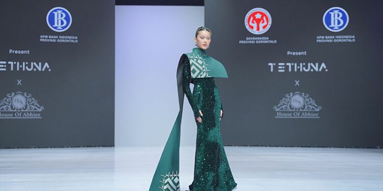 Model memperagakan salah satu koleksi Karawo rancangan Tethuna dan House of Abhiee pada ajang Indonesia Fashion Week (IFW) 2026 di Jakarta International Convention Center (JICC), Rabu (29/7). Koleksi bertema Karawologi tersebut mengangkat keindahan sulaman khas Gorontalo dalam balutan desain modern. (Foto: Putra/Humas BI Gorontalo)