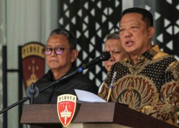 Jaksa Agung Muda Tindak Pidana Khusus (Jampidsus) Kejaksaan Agung Febrie Adriansyah (kanan) menyampaikan keterangan dalam konferensi pers di Kejaksaan Agung, Jakarta, Jumat (10/7/2026). Dalam konferensi pers tersebut, Febrie menegaskan tetap menghormati setiap proses penegakan hukum yang dilakukan sesuai ketentuan hukum acara yang berlaku serta menyatakan dirinya masih menjalankan tugas sebagai Jampidsus dan tetap fokus menyelesaikan pemberkasan perkara, khususnya perkara yang menjadi perhatian publik. ANTARA FOTO/Asprilla Dwi Adha/kye