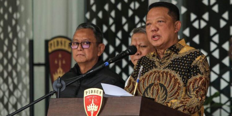 Jaksa Agung Muda Tindak Pidana Khusus (Jampidsus) Kejaksaan Agung Febrie Adriansyah (kanan) menyampaikan keterangan dalam konferensi pers di Kejaksaan Agung, Jakarta, Jumat (10/7/2026). Dalam konferensi pers tersebut, Febrie menegaskan tetap menghormati setiap proses penegakan hukum yang dilakukan sesuai ketentuan hukum acara yang berlaku serta menyatakan dirinya masih menjalankan tugas sebagai Jampidsus dan tetap fokus menyelesaikan pemberkasan perkara, khususnya perkara yang menjadi perhatian publik. ANTARA FOTO/Asprilla Dwi Adha/kye