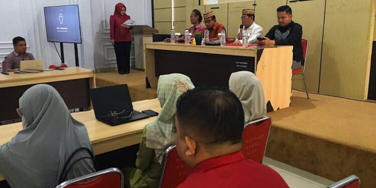 Sekretaris Daerah Bone Bolango, Iwan Mustapa, saat membuka kegiatan Penyusunan Kebutuhan Jabatan Fungsional Analis Sumber Daya Manusia Aparatur (SDMA) Tahun 2026 di Aula Tolopani Bappeda Litbang Bone Bolango, Kamis (9/7/2026). (Foto Indra/Gopos)