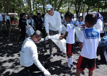 PT Pertamina Trans Kontinental (PTK) menggandeng berbagai elemen masyarakat dalam aksi bersih pantai (coastal clean up) di Pantai Tangkoko, Kelurahan Batuputih Bawah, Kota Bitung, Sulawesi Utara