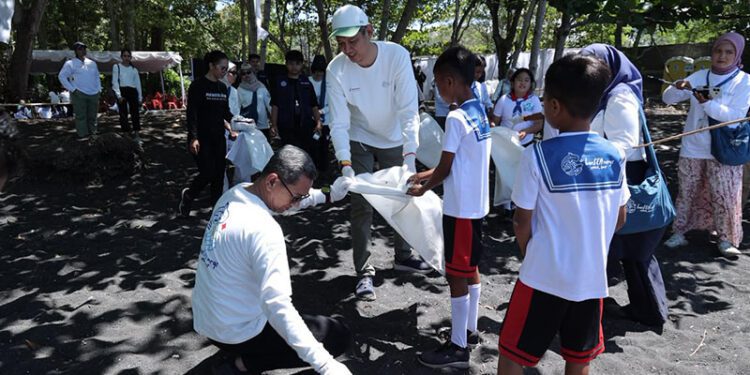 PT Pertamina Trans Kontinental (PTK) menggandeng berbagai elemen masyarakat dalam aksi bersih pantai (coastal clean up) di Pantai Tangkoko, Kelurahan Batuputih Bawah, Kota Bitung, Sulawesi Utara