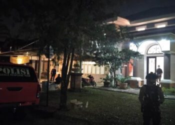 Polisi melakukan proses penggeledahan rumah di kawasan Sentul, Kabupaten Bogor, Jawa Barat, Kamis (9/7/2026) dini hari. ANTARA/M Fikri Setiawan