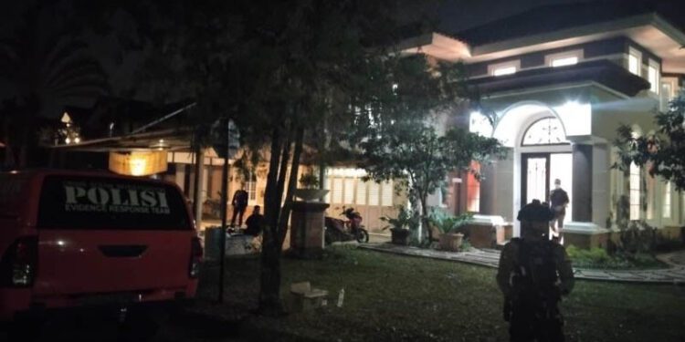 Polisi melakukan proses penggeledahan rumah di kawasan Sentul, Kabupaten Bogor, Jawa Barat, Kamis (9/7/2026) dini hari. ANTARA/M Fikri Setiawan