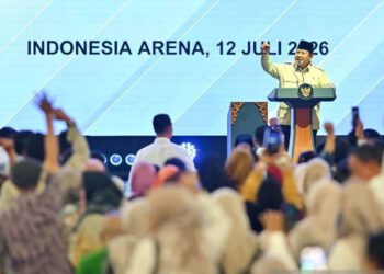 Presiden Prabowo Subianto menyampaikan sambutannya saat puncak peringatan Hari Koperasi Nasional ke-79 di Indonesia Arena, Gelora Bung Karno, Jakarta, Minggu (12/7/2026). Peringatan Hari Koperasi Nasional ke-79 Tahun 2026 itu bertemakan Koperasi Berdaya Indonesia Berjaya. ANTARA FOTO/M Risyal Hidayat/bar/pri. (ANTARA FOTO/M RISYAL HIDAYAT)