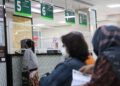 Sejumlah pasien menunggu giliran pelayanan di RSUD Dr. Mohamad Soewandhie, Surabaya, Jawa Timur belum lama ini. Pemkot Surabaya melakukan pembenahan sistem antrean dan layanan farmasi, termasuk penataan ruang tunggu sesuai jadwal pendaftaran daring serta percepatan penyerahan obat guna meningkatkan mutu pelayanan kesehatan. (ANTARA FOTO/HO-Diskominfo Surabaya)