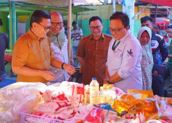 Sekda Provinsi Gorontalo, Sofyan Ibrahim (kedua kiri) bersama Plh Kepala Perwakilan BI Provinsi Gorontalo, Ciptoning Suryo Condro, melakukan pemantauan Gerakan Pangan Murah (GPM) sebagai langkah TPID Gorontalo menekan laju inflasi dan menjaga daya beli masyarakat. (F. Humas BI Gorontalo)