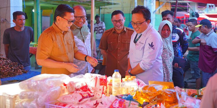 Sekda Provinsi Gorontalo, Sofyan Ibrahim (kedua kiri) bersama Plh Kepala Perwakilan BI Provinsi Gorontalo, Ciptoning Suryo Condro, melakukan pemantauan Gerakan Pangan Murah (GPM) sebagai langkah TPID Gorontalo menekan laju inflasi dan menjaga daya beli masyarakat. (F. Humas BI Gorontalo)