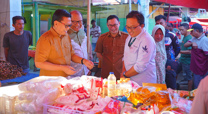 Sekda Provinsi Gorontalo, Sofyan Ibrahim (kedua kiri) bersama Plh Kepala Perwakilan BI Provinsi Gorontalo, Ciptoning Suryo Condro, melakukan pemantauan Gerakan Pangan Murah (GPM) sebagai langkah TPID Gorontalo menekan laju inflasi dan menjaga daya beli masyarakat. (F. Humas BI Gorontalo)