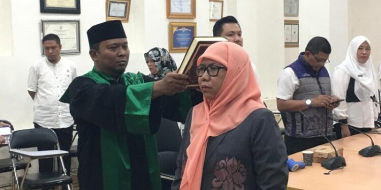 Erna Patuti saat dilantik menjadi Kepala Bagian Tata Pemerintahan dan Kerja Sama Daerah Setda Bone Bolango di Ruang Rapat Sekda, Rabu (1/7/2026). (Foto Indra/Gopos)