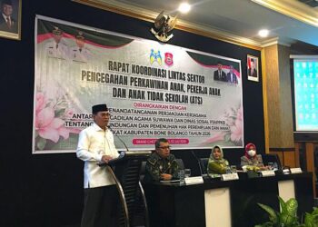 Sekda Iwan Mustapa saat membuka Rapat Koordinasi Lintas Sektor Pencegahan Perkawinan Anak, Pekerja Anak dan Anak Tidak Sekolah (ATS) yang dirangkaikan dengan Penenandatanganan Perjanjian Kerjasama antara Pengadilan Agama Suwawa dan Dinas Sosial P3APPKB tentang Perlindungan dan Pemenuhan Hak Perempuan dan Anak tingkat Kabupaten Bone Bolango Tahun 2026 di Grand Q Hotel Kota Gorontalo, Kamis (2/7/2026). (Foto Indra/Gopos)